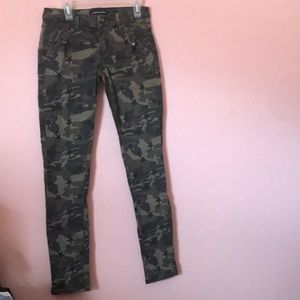 Camo pattern jeans with stars